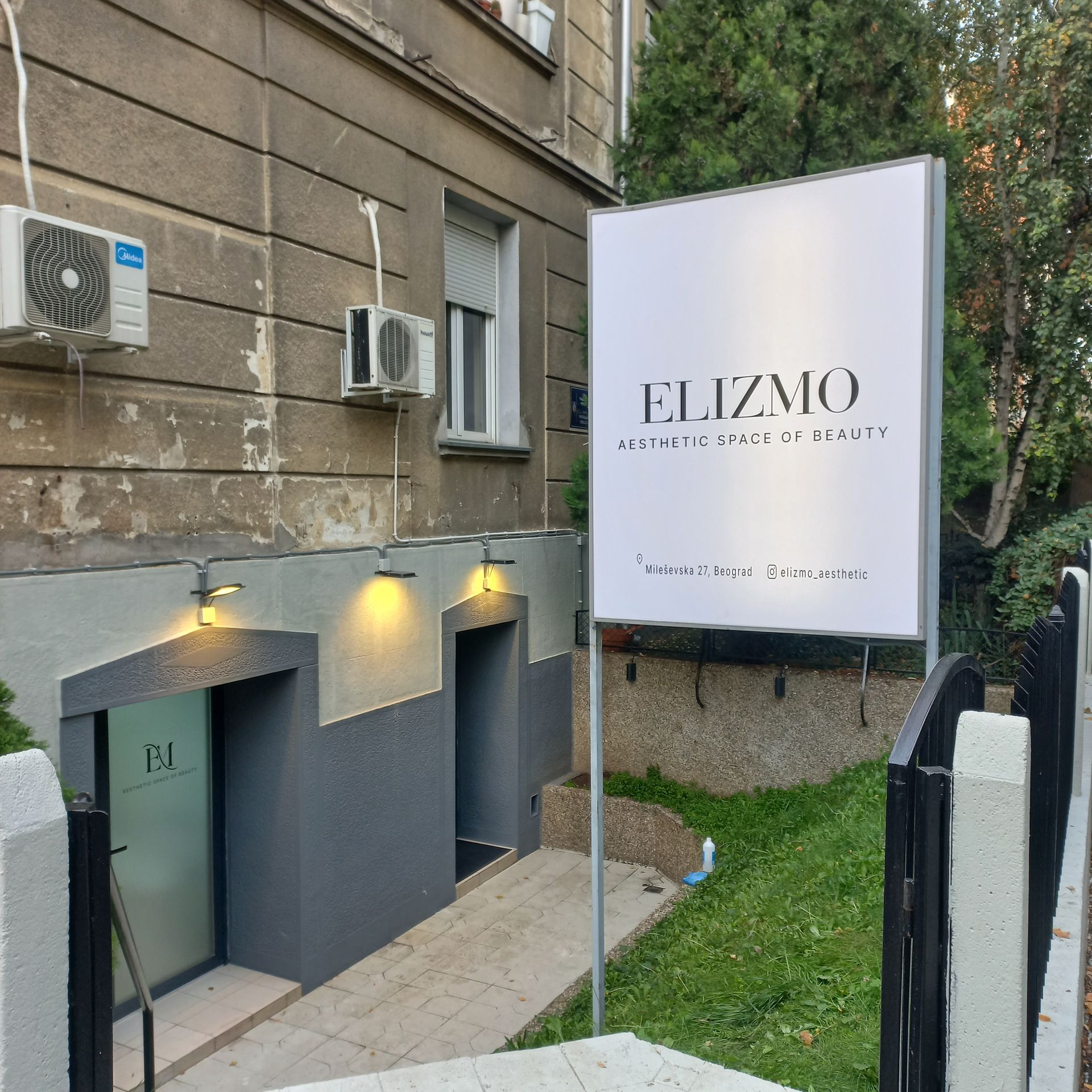 Brendiran izlog lokala sa štampanom PVC folijom