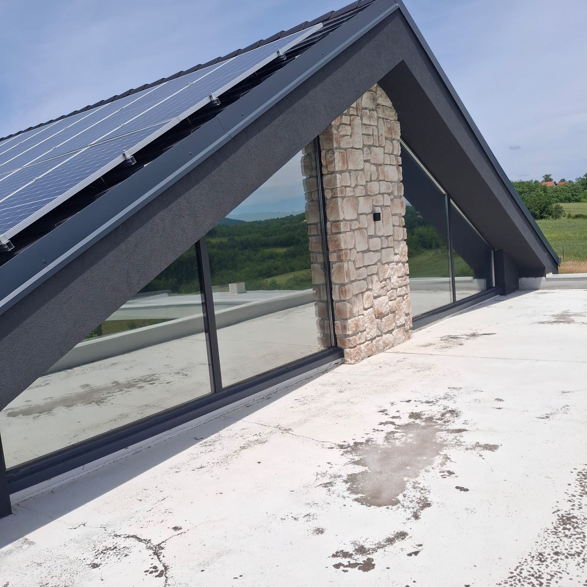 Stopsol folija gledana spolja — staklo se ponaša kao ogledalo